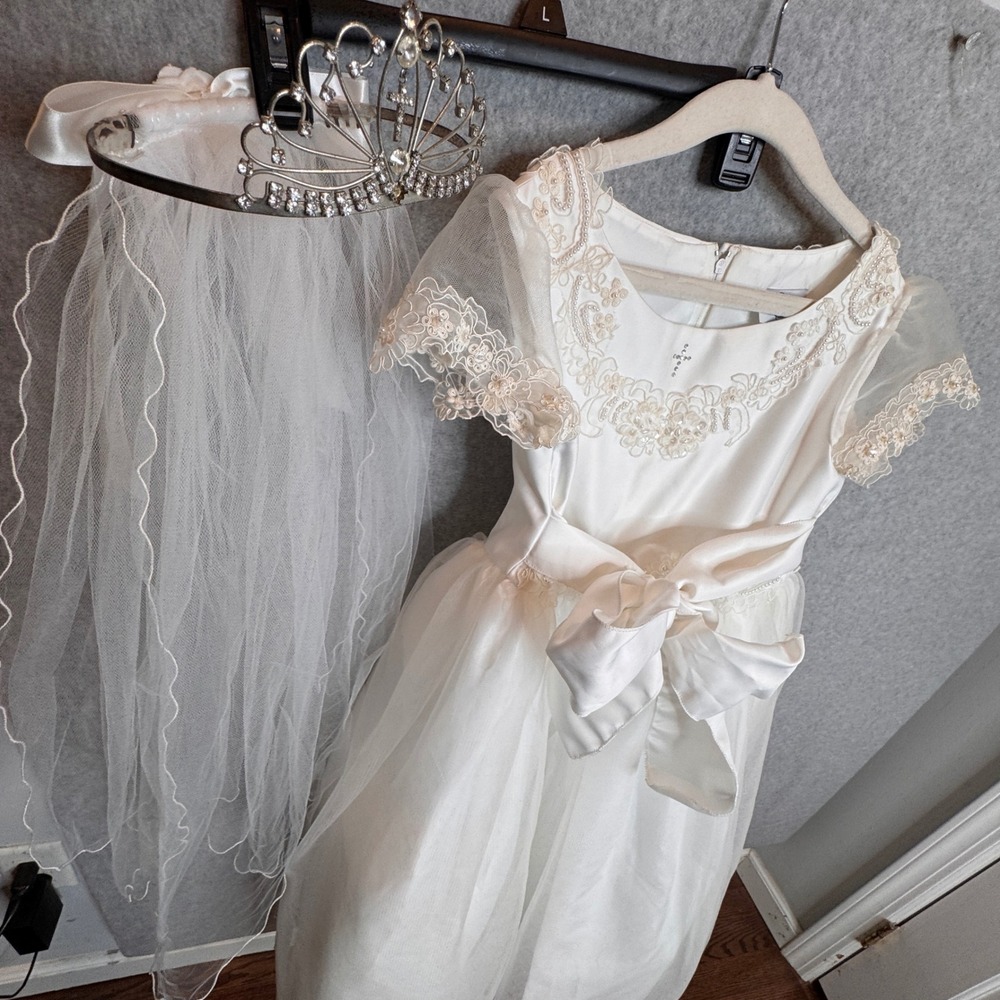 Vintage Corrine Girls White Gown Metal Tiara Layered Veil 8yrs Communion Baptism - Picture 4 of 9